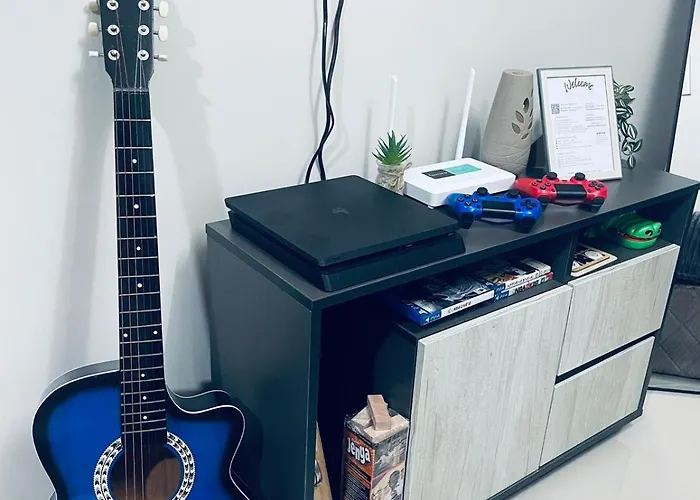 J&j Mactan With Netflix, Pool & Paid Parking Apartment