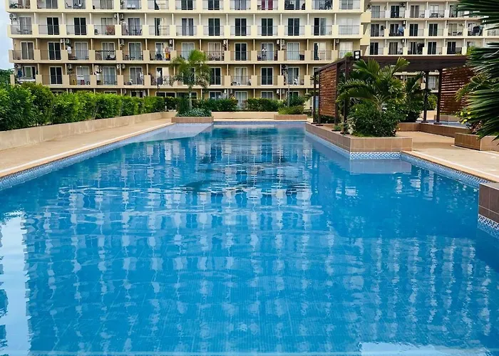 J&j Mactan With Netflix, Pool & Paid Parking Apartment