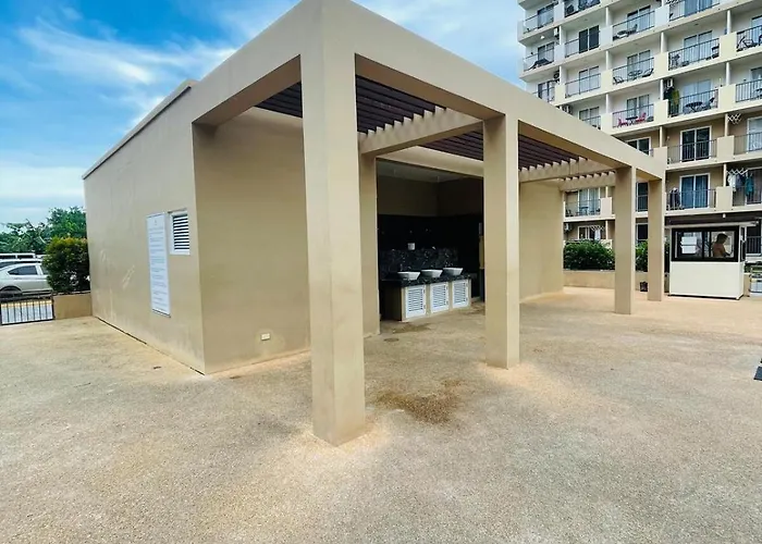 J&j Mactan With Netflix, Pool & Paid Parking Apartment
